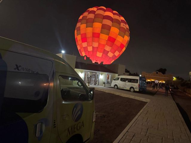Globo aerostático nocturno en Teoticamp