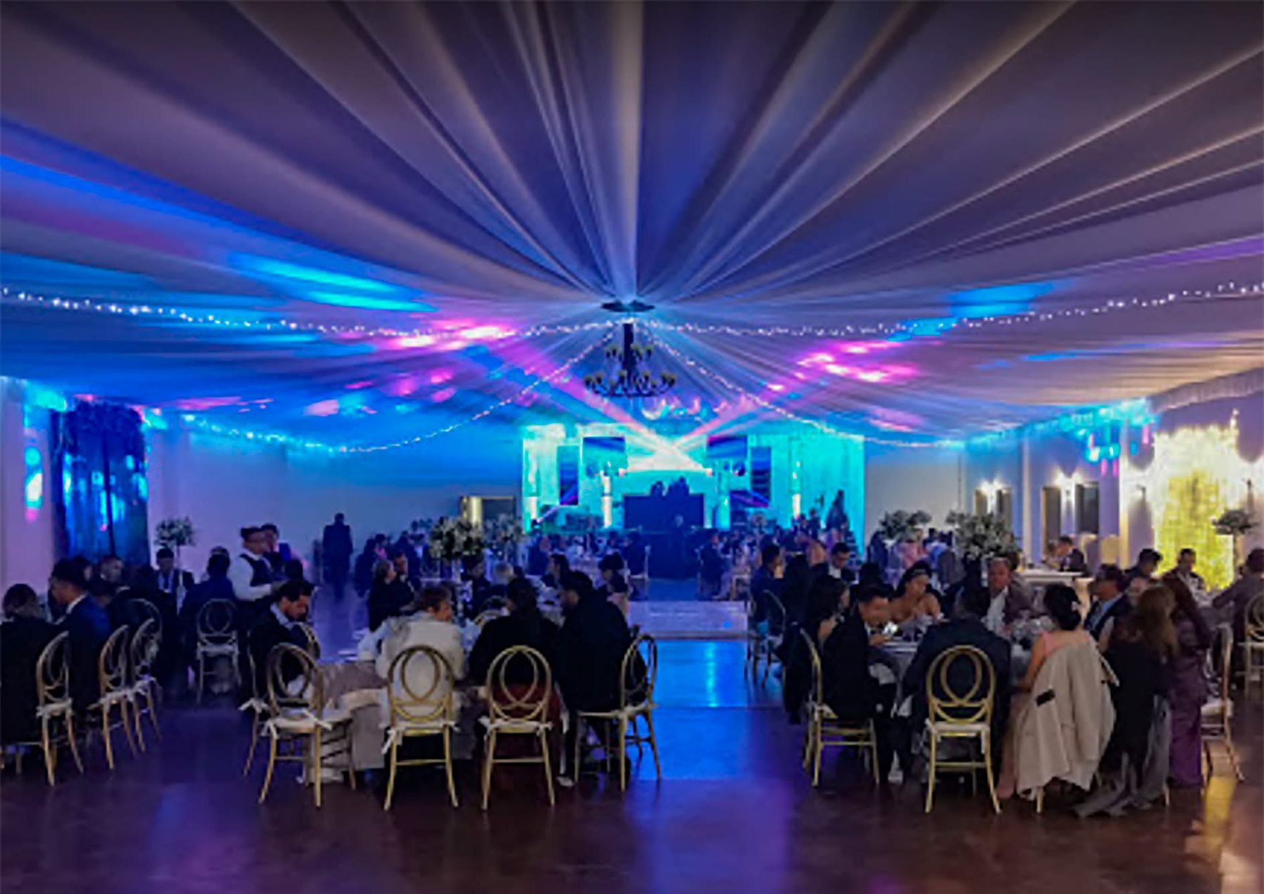 Salón de eventos iluminado para banquetes en Teoticamp